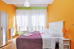 Appartamento, 2 camere da letto, vista città | 2 camere, ferro/asse da stiro, Wi-Fi gratuito, lenzuola