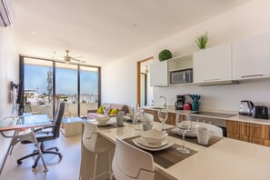 Kjøleskap, mikrobølgeovn, ovn og kokeplater