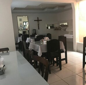 Café da manhã com buffet grátis todos os dias