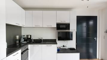 Kühlschrank, Mikrowelle, Ofen, Wasserkocher mit Kaffee-/Teezubehör