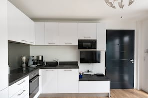 Kjøleskap, mikrobølgeovn, ovn og kaffetrakter/tekoker