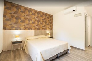 Minibar, in-room safe, desk, laptop workspace - Villa Patrizia Siena (Siena)