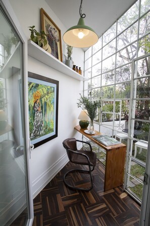 Caja de seguridad en la habitación y decoración personalizada