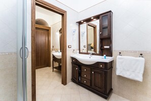 Douche, sèche-cheveux, bidet, serviettes fournies