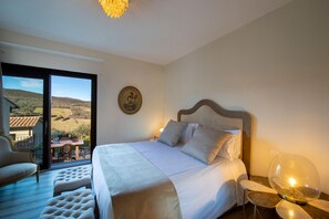 15 chambres, coffres-forts dans les chambres, fer et planche à repasser