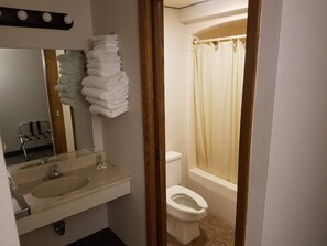 Free toiletries, towels - Northern Lights Inn (Park Falls)