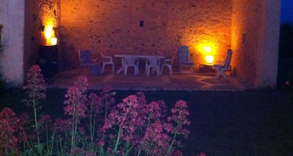 Country house in an enclosed garden of 8000m2