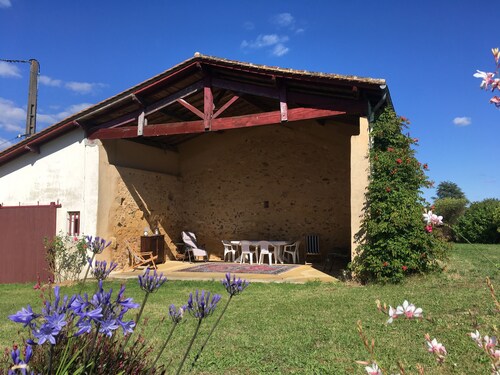 Country house in an enclosed garden of 8000m2