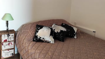 1 dormitorio, tabla de planchar con plancha, wifi