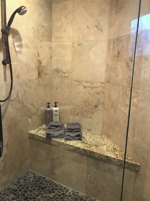 Shower, hair dryer, towels, soap - One of a kind ski chalet in Sandy minutes to Snowbird and Alta (Sandy)