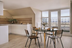 Deluxe suite, balkon | Privékeuken | Een koelkast, een microgolfoven, een oven, een kookplaat