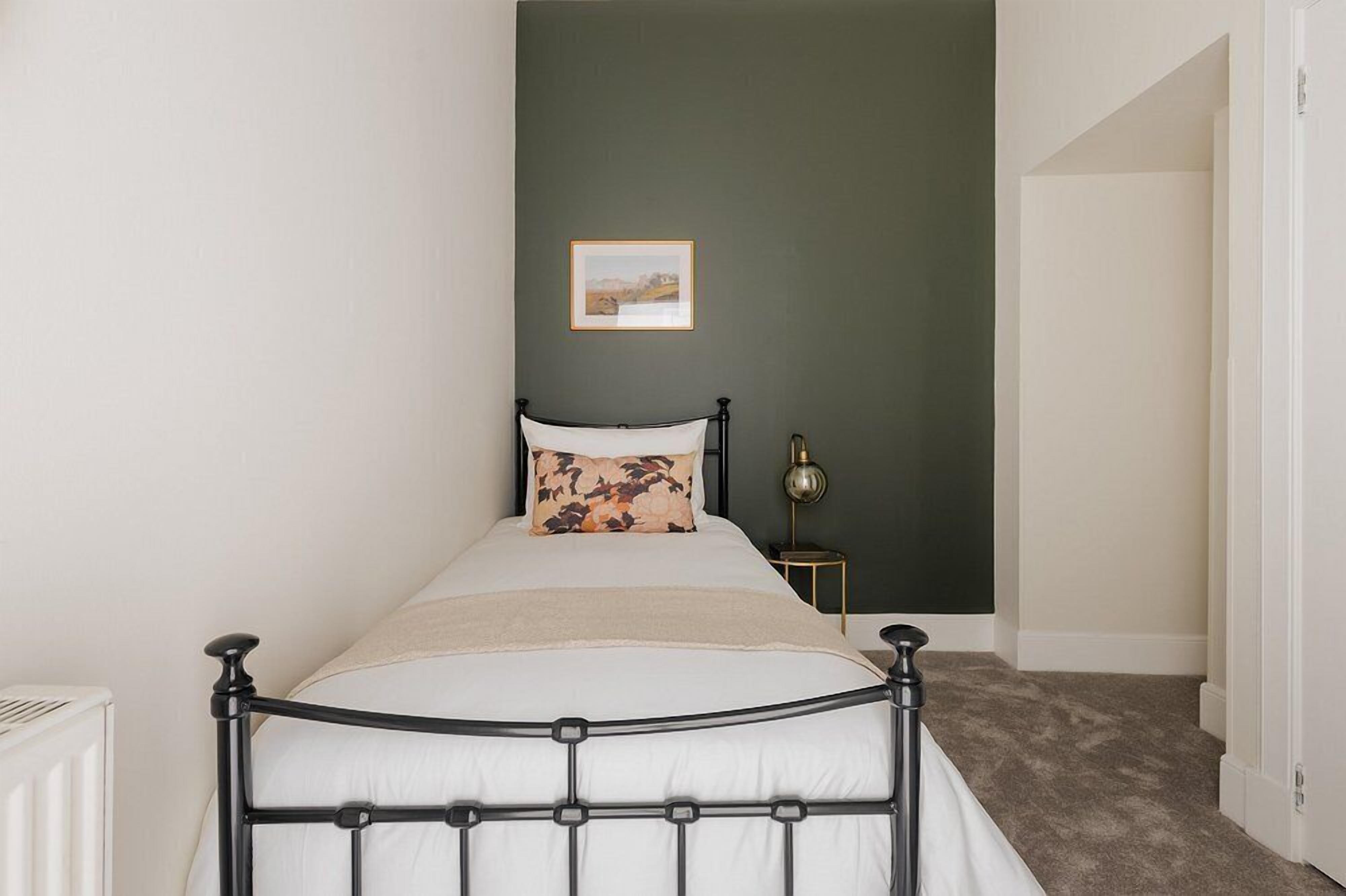 Photo - Thistle Suites Royal Garden