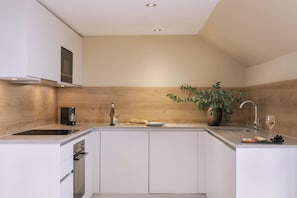 Bedroom Suite - Garden View | Private kitchen | Fridge, microwave, oven, stovetop - Royal Garden Apartments New Town (Edinburgh)