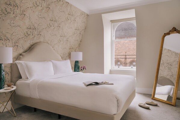 Individually furnished, desk, laptop workspace, iron/ironing board - Royal Garden Apartments New Town (Edinburgh)