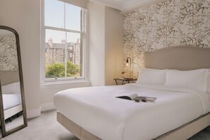 Bedroom Suite - Garden View | Muebles diferentes, escritorio y espacio para trabajar con laptop