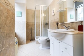 Basic Room, Non Smoking, Air conditioning | Bathroom | Towels, shampoo - Lisbon Silver Flower (Lisbon)