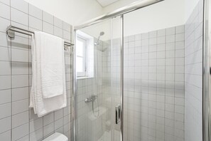 Articles de toilette gratuits, sèche-cheveux, serviettes fournies