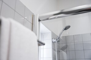 Articles de toilette gratuits, sèche-cheveux, serviettes fournies