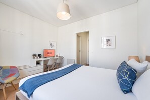1 chambre, bureau, accès Internet, draps fournis