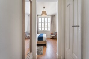 1 chambre, bureau, accès Internet, draps fournis