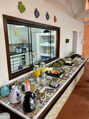 Free daily buffet breakfast  - Suíte Lázaro (Ubatuba)