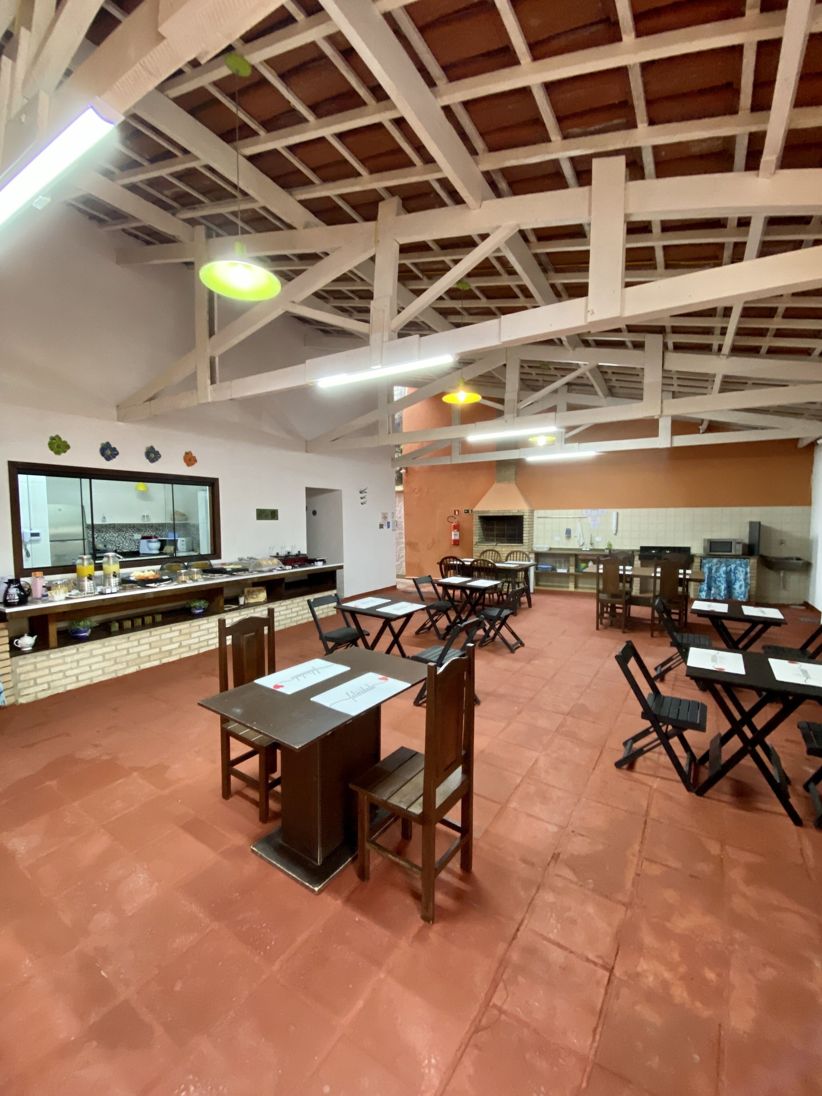 Café da manhã com buffet grátis todos os dias