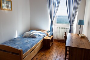 6 Schlafzimmer, Bügeleisen/Bügelbrett