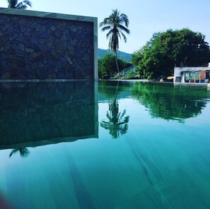 Lämmitetty uima-allas