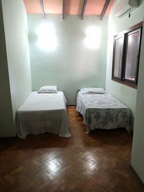 4 bedrooms, iron/ironing board, WiFi