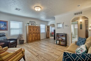 Televisio, DVD-soitin, kirjoja, videokirjasto