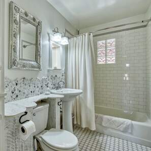 Combined shower/bathtub, hair dryer, towels, soap - Adorable 2 BR at the heart of town! (Las Cruces)