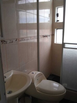 Chuveiro, chuveiro com efeito de chuva, toalhas de banho, sabonete