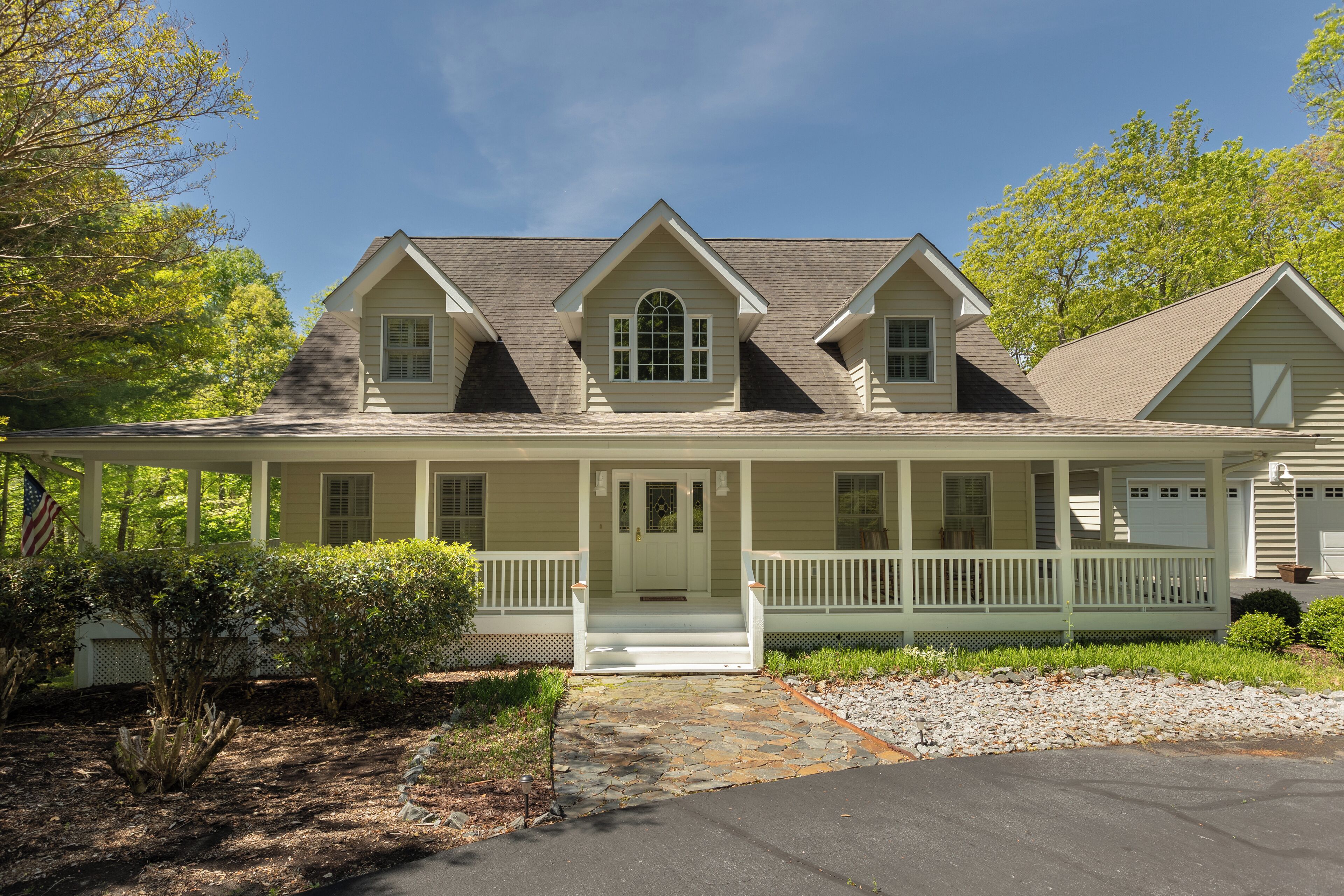 🌄 Deer Path - Stunning Mountain Views, Private Creek, Gas Logs, Fire Pit 🔥