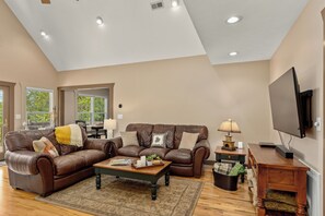 スマートテレビ、暖炉、DVD プレーヤー、卓球台