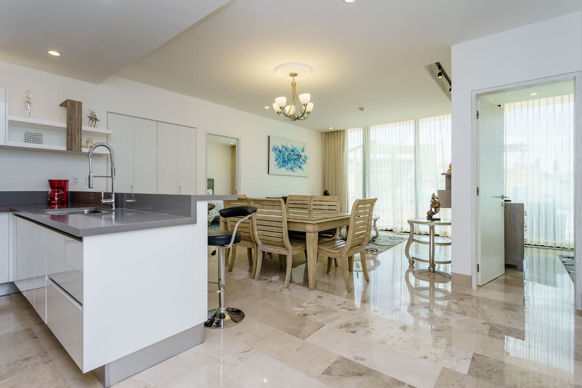 Apartamento premium | Cozinha privada | Geladeira grande, micro-ondas, fogão, cooktop