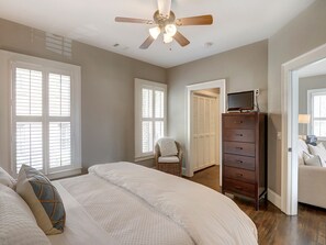 1 bedroom, iron/ironing board, free WiFi, bed sheets - Saltwater Pool, Outdoor Fireplace & Garage! (Savannah)