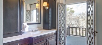 Stately Savannah Home w/ Saltwater Pool