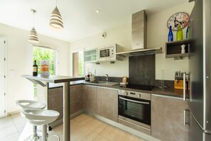 Een koelkast, een microgolfoven, een oven, een kookplaat