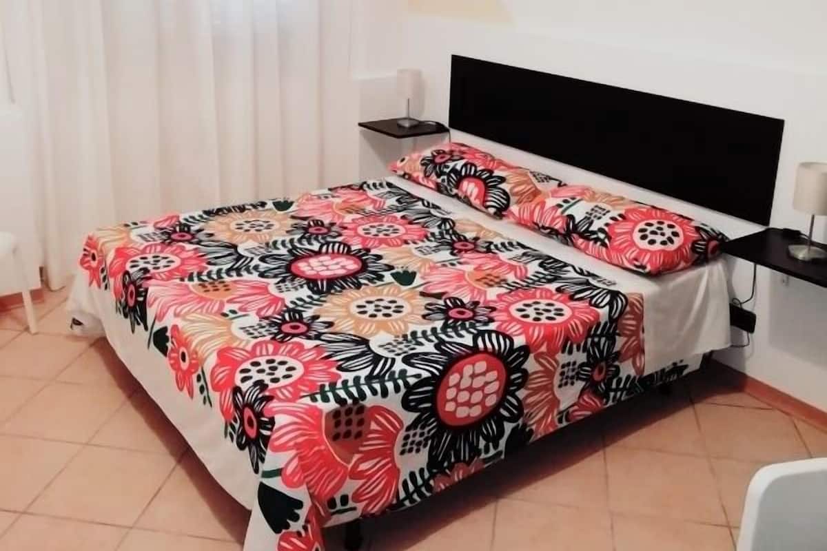 Habitación clásica | Ropa de cama de alta calidad y decoración personalizada