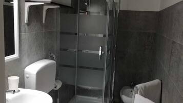 Deluxe-Doppelzimmer | Badezimmer | Dusche, Haartrockner, Bidet, Handtücher