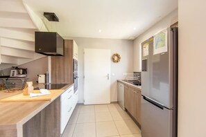 Fridge, microwave, oven, stovetop - Villa Caro - 4-bedroom townhouse in Arès (Arès)