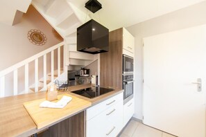 Fridge, microwave, oven, stovetop - Villa Caro - 4-bedroom townhouse in Arès (Arès)