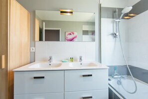 Badewanne, kostenlose Toilettenartikel, Haartrockner, Handtücher