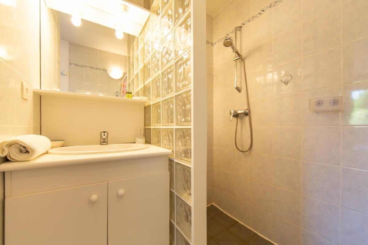 Douche, articles de toilette gratuits, serviettes fournies