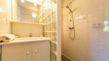 Douche, articles de toilette gratuits, serviettes fournies