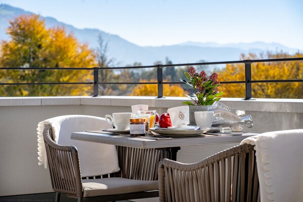 Petit déjeuner buffet (18 EUR par personne)