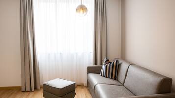 Suite Confort (small) | Sala de estar | Televisión de pantalla plana de 100 cm con canales premium