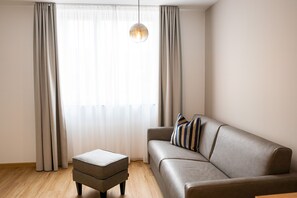 Suite – comfort (small) | Oppholdsrom | En 100-centimeters Flatskjerm-TV med førsteklasses TV-kanaler samt TV