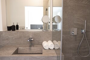 Shower, rainfall showerhead, free toiletries, hair dryer
