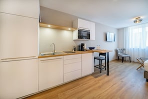 Fridge, microwave, stovetop, espresso maker - Bodenseezeit Apartmenthotel garni (Lindau)